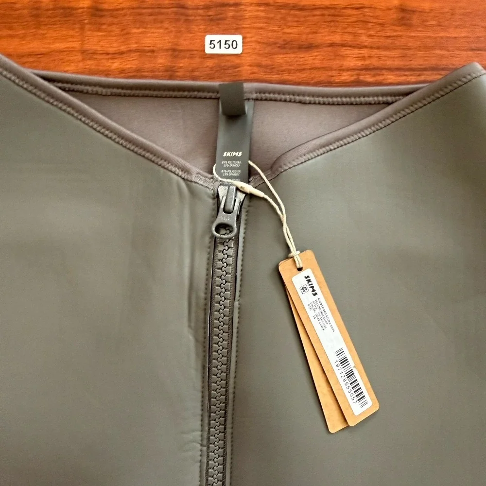 NWT SKIMS Rubberized Scuba Swim Skirt Gray Chalk Size XS Zipper